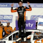 Rookie Nick Sanchez označuje prvé víťazstvo NASCAR, keď Aric Almirola padá