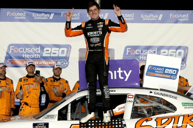 Rookie Nick Sanchez označuje prvé víťazstvo NASCAR, keď Aric Almirola padá

