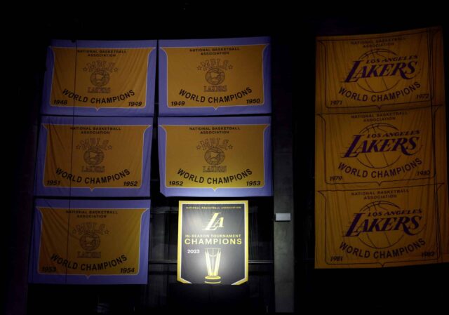 Rodina autobusov, architekti 11 majstrovstiev NBA, je pripravená rezignovať na svoje štyri decades vlády na Lakers Lakers, a ESPN uviedla, že tvoria dohodu o predaji väčšinovej účasti na najkrajšej franšíze basketbalu.