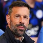 Ruud van Nistelrooy drží Swoop v mene bývalého Arsenal Wonderkid, ktorý preložil mužský UTD