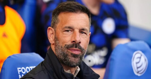 Ruud van Nistelrooy drží Swoop v mene bývalého Arsenal Wonderkid, ktorý preložil mužský UTD

