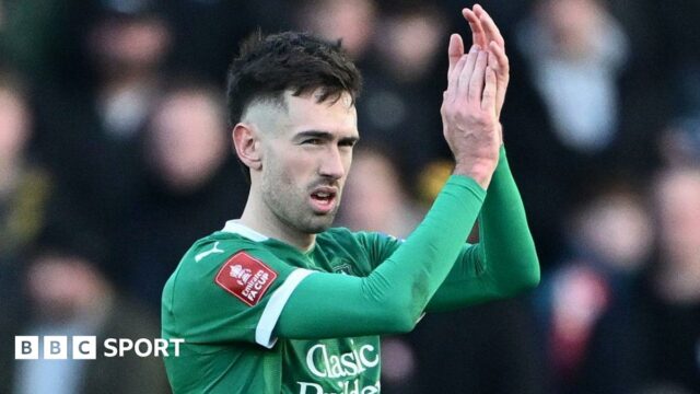 Ryan Hardie applaus Plymouth fans