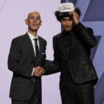 Dylan Harper zvažuje fotografiu s kurátorom NBA, Adamom Silverom, po tom, čo ho San Antonio Spurs vybral na druhom mieste v prvom kole basketbalového projektu NBA, stredu 25. júna 2025 v New Yorku.