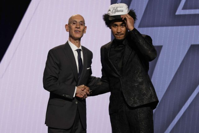 Dylan Harper zvažuje fotografiu s kurátorom NBA, Adamom Silverom, po tom, čo ho San Antonio Spurs vybral na druhom mieste v prvom kole basketbalového projektu NBA, stredu 25. júna 2025 v New Yorku.