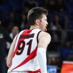 Rodney Brondial zo San Miguel Bemen počas štvrťfinálovej hry filipínskeho pohára PBA proti skrutkam Meralco.