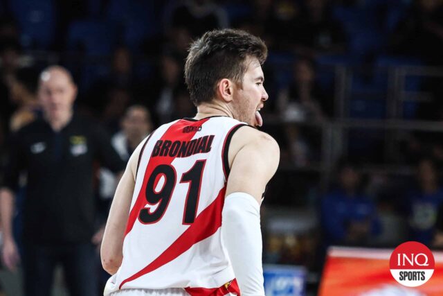 Rodney Brondial zo San Miguel Bemen počas štvrťfinálovej hry filipínskeho pohára PBA proti skrutkam Meralco.