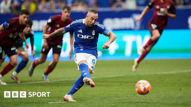 Santi Cazorla converts from the penalty spot