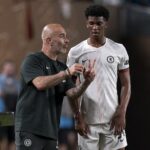Manager Chelsea Enzo Maresca (vľavo) povedal, že Josh Acheampong (vpravo) nie je v predaji