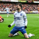 Robin Promper oslavuje po bodovaní Dundee začiatkom tohto roka - vzácny vrchol
