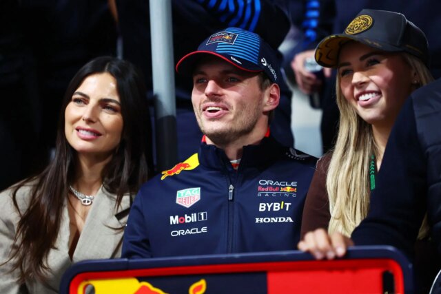Nelson Piquet Jr, Nelson Piquet, Max Verstappen z Holandska a Oracle Red Bull Racing a Kelly Piquet póza pre fotografiu - zdroj: Getty
