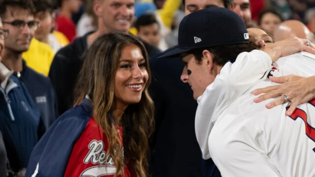 Sestra Red Sox Top Prospect sa stáva vírusovým po jeho debute MLB vo Fenway Parku

