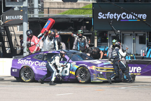 Shane van Gisbergen zdieľa najnovšiu aktualizáciu posádky zranenej rebrícom, ktorá prelomila rebrá pri nehode jamy

