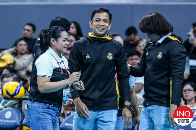 Shaq Delos Santos sa vracia ako tréner Tigresses UST na ženský volejbalový turnaj UAAP.
