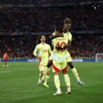 'Signature' - Barcelonskí fanúšikovia odosielajú žiadosť o prevod do Joan Laporta počas Španielska vs Portugalsko