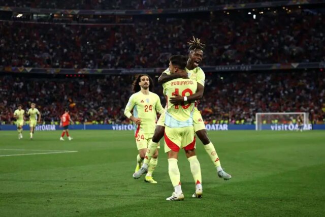 'Signature' - Barcelonskí fanúšikovia odosielajú žiadosť o prevod do Joan Laporta počas Španielska vs Portugalsko

