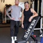Sir Bradley Wiggins (L) odhaľuje úlohu hanebného cyklistu Lance Armstrong (R) vo svojom