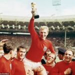 Sir David Beckham sa pripojil k hviezdnym menám Bobby Moore, ktorý chcel dostať rytiera