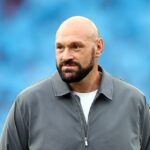 Tyson Fury, na obrázku tento mesiac na futbalovej podpore, drží svoje zbrane o odchode do dôchodku