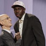 Khaman Maluach reaguje, zatiaľ čo pozdravuje komisára NBA Adama Silver, keď ho v prvom kole basketbalového projektu NBA vybrali desiaty v prvom kole basketbalového projektu NBA, stredu 25. júna 2025 v New Yorku.