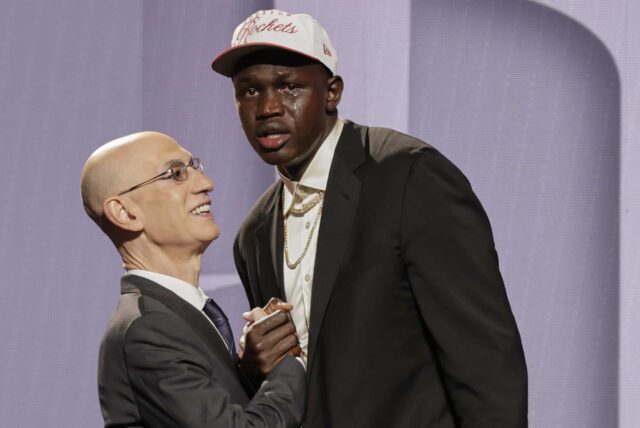 Khaman Maluach reaguje, zatiaľ čo pozdravuje komisára NBA Adama Silver, keď ho v prvom kole basketbalového projektu NBA vybrali desiaty v prvom kole basketbalového projektu NBA, stredu 25. júna 2025 v New Yorku.