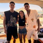 Alis Moore, VIP hosteska, zobrazená s Jobe (vľavo) a Jude Bellingham v Ibize