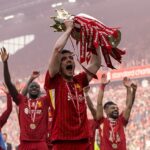 Robertson oslavuje, aby vyhral Premier League po druhýkrát s Liverpoolom
