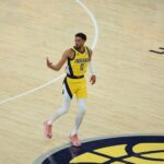 13. júna 2025; Indianapolis, Indiana, USA; Tyrese Haliburton (0) Indiana Pacers reaguje počas prvej štvrtiny štyroch finále NBA v roku 2025 proti Thunder of Oklahoma City v Gainbridge Fieldhouse.