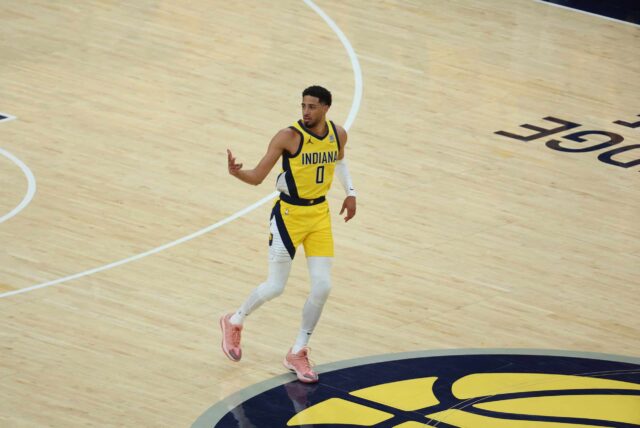 13. júna 2025; Indianapolis, Indiana, USA; Tyrese Haliburton (0) Indiana Pacers reaguje počas prvej štvrtiny štyroch finále NBA v roku 2025 proti Thunder of Oklahoma City v Gainbridge Fieldhouse.