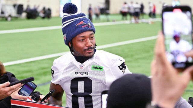 Stefon Diggs tesné pery o záhadnej ružovej látke vo vírusovom videu

