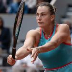Trh Vondrousesova (CZE) odpovedal po tom, čo stratil bod proti Jessicou Bouzasom Maneiro (ESP) (nezobrazený) v ženskom zápase druhého dňa Wimbledon 2024 Majstrovstiev v klube All England Lawn Tennis and Croquet Club.
