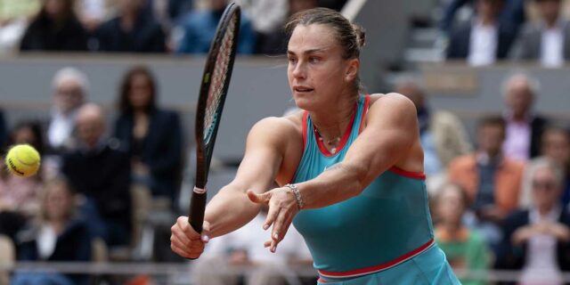 Trh Vondrousesova (CZE) odpovedal po tom, čo stratil bod proti Jessicou Bouzasom Maneiro (ESP) (nezobrazený) v ženskom zápase druhého dňa Wimbledon 2024 Majstrovstiev v klube All England Lawn Tennis and Croquet Club. 