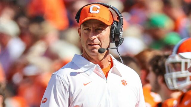 Swinney vtipy o opakom „New England Patriots“ s Belichickom, ktorý sa stáva členom ACC

