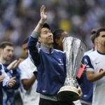 Syn Heung-Bine prináša do Južnej Kórey trofej Európskej ligy; Skupina K-pop vystúpenie v jeho zápase v Soule