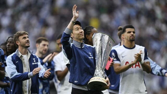 Syn Heung-Bine prináša do Južnej Kórey trofej Európskej ligy; Skupina K-pop vystúpenie v jeho zápase v Soule

