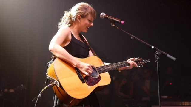 Taylor Swift poskytuje prekvapivo výkon na univerzite v tesnom konci

