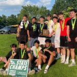 Tenisový tenis Burlington Boys zametava Essex v zápase Majstrovstiev tímu