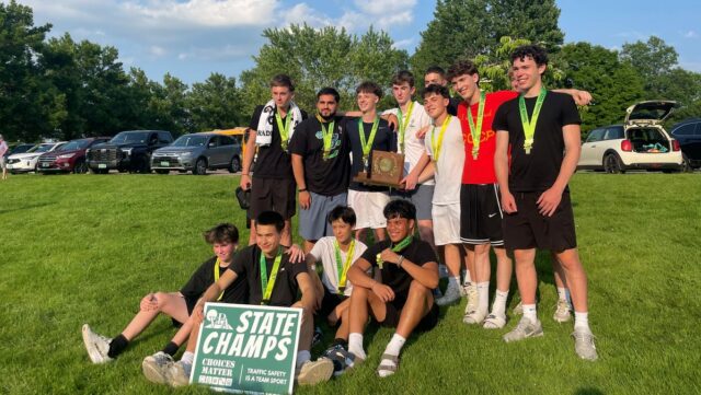 Tenisový tenis Burlington Boys zametava Essex v zápase Majstrovstiev tímu

