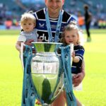 Finn Russell predstavuje so svojimi dcérami Skye a Charlie po víťazstve premiéry Bath
