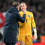 Anglický šéf Thomas Tuchel (vľavo) hovorí, že Jordan Pickford (vpravo) je jeho brankár # 1 ... momentálne