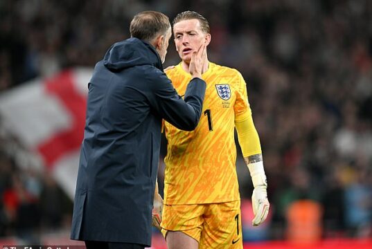 Anglický šéf Thomas Tuchel (vľavo) hovorí, že Jordan Pickford (vpravo) je jeho brankár # 1 ... momentálne