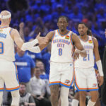 16. júna 2025; Oklahoma City, Oklahoma, USA; Thunder Oklahoma City Alex Caruso (9) Fives High Alex Caruso (9) Guard (9) stráž v druhom štvrťroku piatich z finále NBA 2025 v centre Paycom.