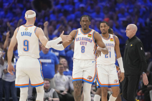 16. júna 2025; Oklahoma City, Oklahoma, USA; Thunder Oklahoma City Alex Caruso (9) Fives High Alex Caruso (9) Guard (9) stráž v druhom štvrťroku piatich z finále NBA 2025 v centre Paycom.