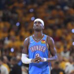 Shai Gilgeous-Alexander, od Thunder Guard of Oklahoma City, sa zúčastňuje súdu v prvej polovici zápasu 3 finálnej basketbalovej série NBA proti Indiana Pacers, streda 11. júna 2025 v Indianapolise.