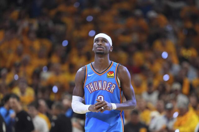 Shai Gilgeous-Alexander, od Thunder Guard of Oklahoma City, sa zúčastňuje súdu v prvej polovici zápasu 3 finálnej basketbalovej série NBA proti Indiana Pacers, streda 11. júna 2025 v Indianapolise.