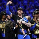 Izaiáš Hartenstein oslavuje so svojím synom Elijahim po porážke Indiana Pacers 103-91
