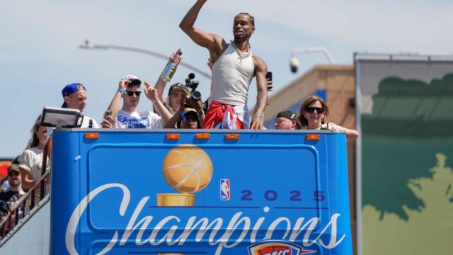 Thunder oslávi prvý titul NBA s fanúšikmi v centre prehliadky

