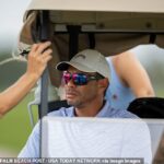 Tiger Woods sa zaznamenal v golfovom vozíku, keď vo štvrtok sledoval Charlieho Woodsa
