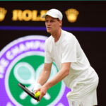 Tím Jannik Sinner bol otrasený v predvečer Wimbledonu s dvoma skvelými výkonmi