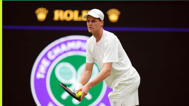 Tím Jannik Sinner bol otrasený v predvečer Wimbledonu s dvoma skvelými výkonmi


