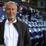 Peniaze Romana Abramoviča z 2,3 miliardy GBP sú na britskom bankovom účte zmrazené